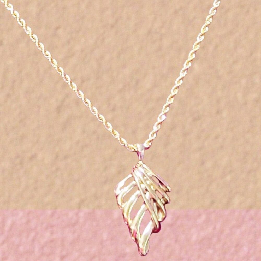 Vintage Trifari Gold-Toned Leaf Pendant & Diamond Cut Chain